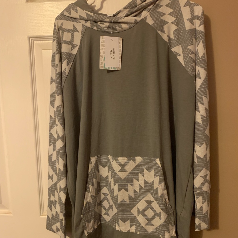 LulaRoe NWT 2XL Amber, Aztec design, gray and off-white in color.
